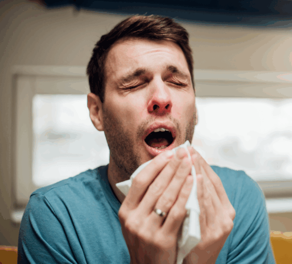 Neurocirurgião alerta que segurar o espirro e outros hábitos comuns podem colocar o cérebro em risco